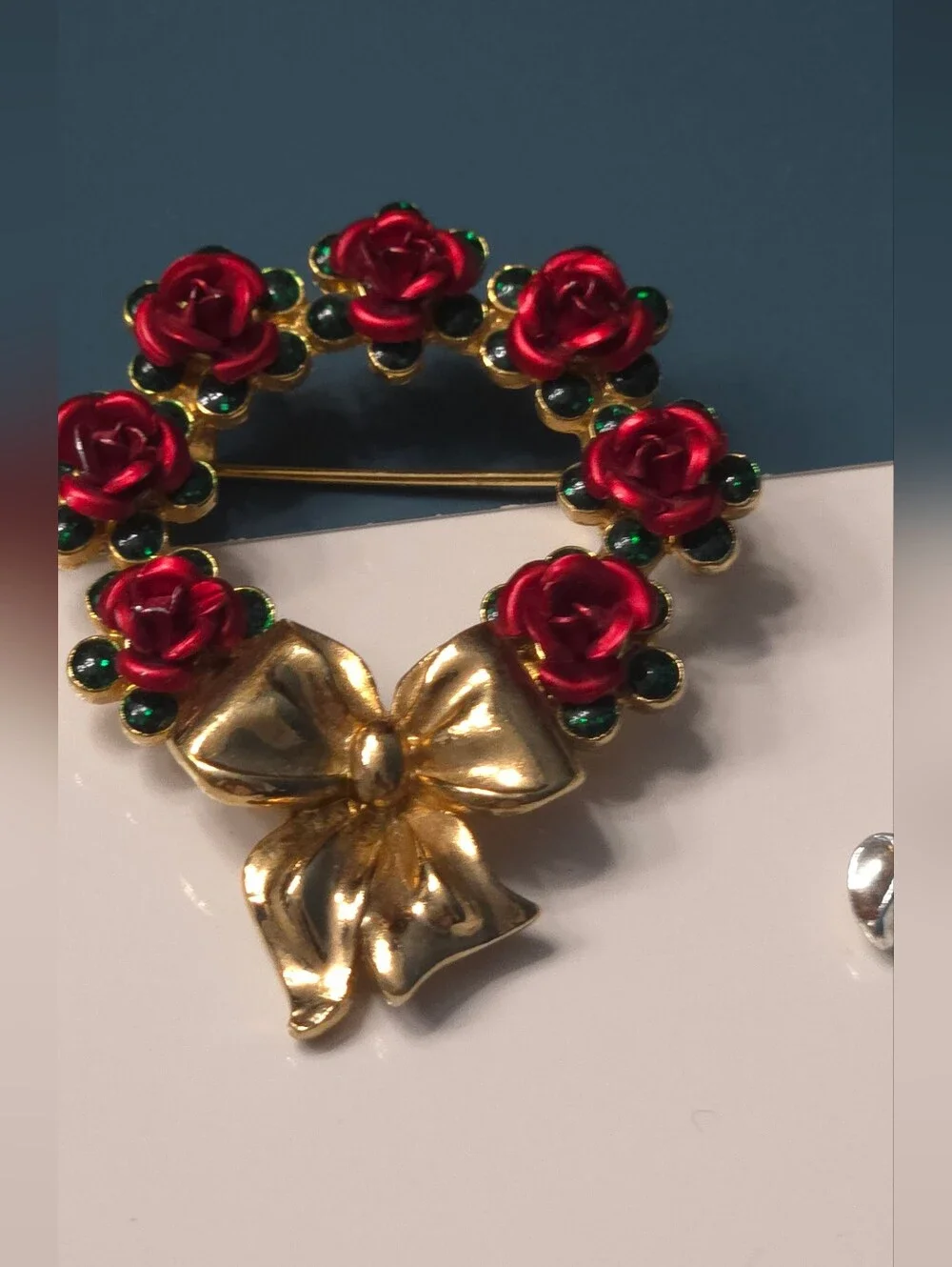 Avon Gold-tone Wreath Brooch with Red Rose Accents / Slivet Flower Brooch